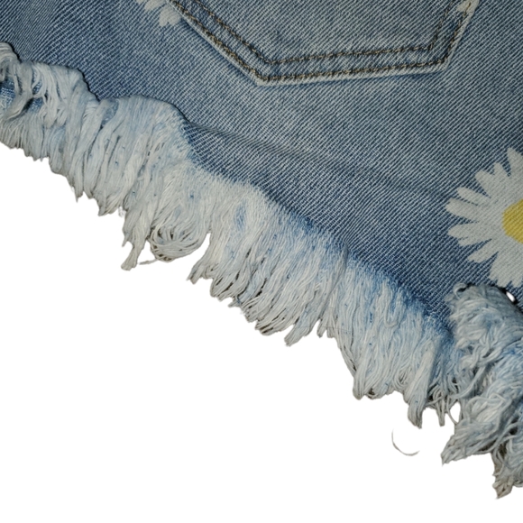 Material Girl NWT Junior's Frayed Hem Sunflower Design Denim Short Shorts 899 - Picture 2 of 5